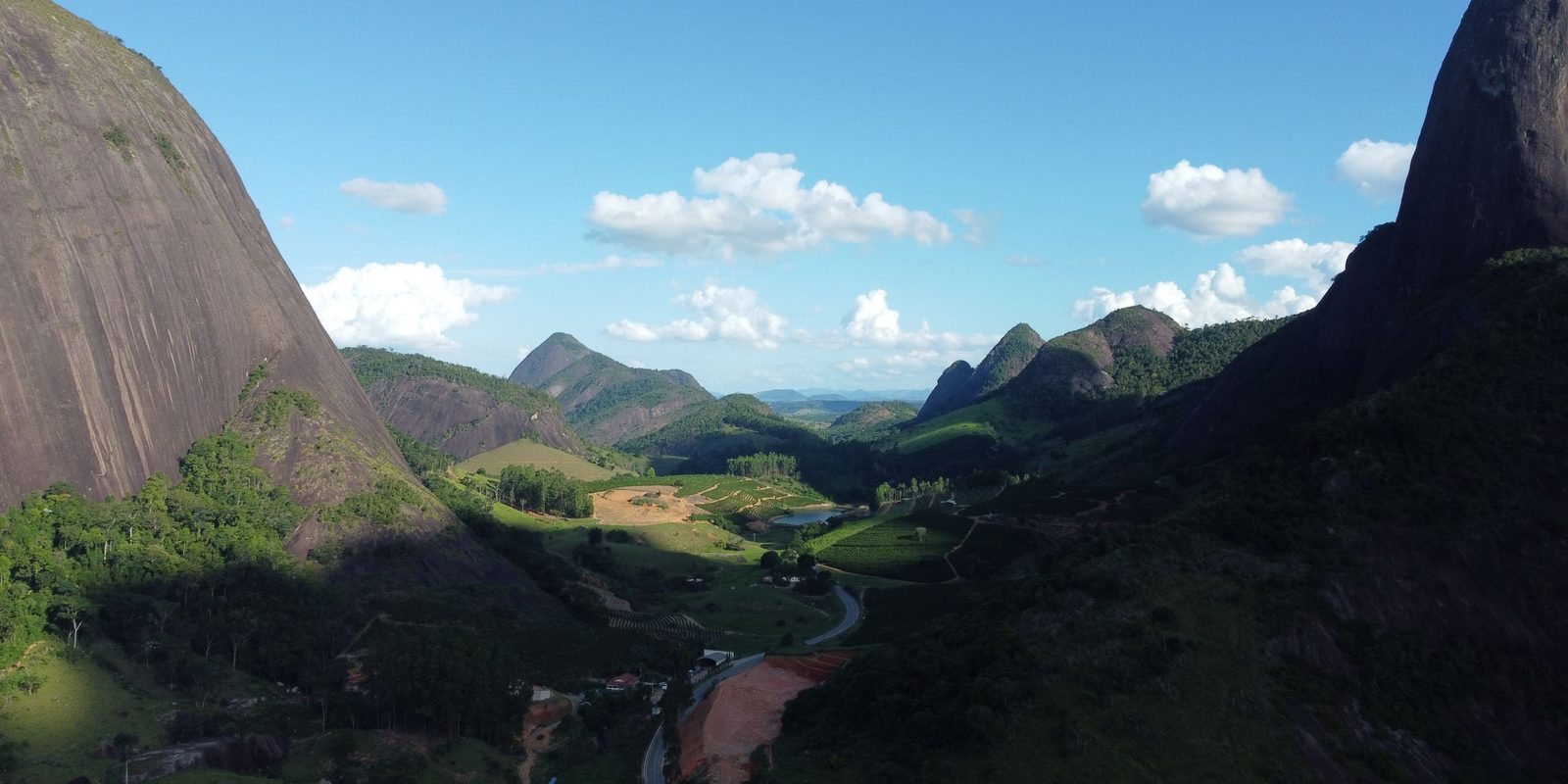 Vale do Forno Grande, em Castelo, visto do alto, com uma estrada estreita serpenteando entre paredões de granito e plantações